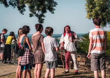 Visite spectacle de la bastide de Monflanquin avec Janouille la ...